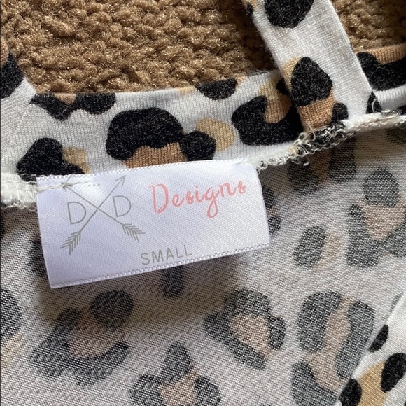 Boutique: Leopard Print Babydoll Tee - Picture 6 of 8